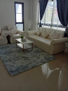 una sala de estar con un sofá y una mesa en Sai's cozy house, en Ban Thung O