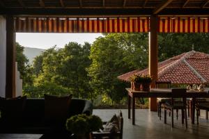 Nespecifikovaný výhled na hory nebo výhled na hory při pohledu z penzionu