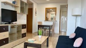 Μια τηλεόραση ή/και κέντρο ψυχαγωγίας στο Apartamento con vistas al mar y montaña