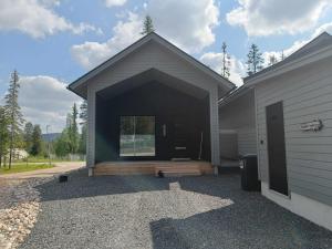 un edificio con un portico sul lato di Saarimaja a Syöte