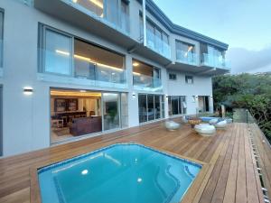 una casa con una piscina di fronte di Salt & Soul a Herolds Bay