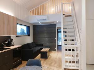 un soggiorno con una scala che conduce a un soppalco di Saarimaja a Syöte