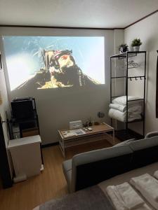 マエカワビル403Private In-Room Theater في أوساكا: غرفة معيشة مع فيلم معروض على الحائط