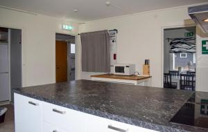 Kuchyň nebo kuchyňský kout v ubytování Nice Home In Jämshög With House A Panoramic View