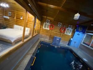 كوخ الوهط الريفي في الطائف: غرفه بسرير ومسبح