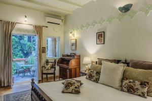 sala de estar con cama y piano en Ranjit's Svaasa Amritsar, en Amritsar