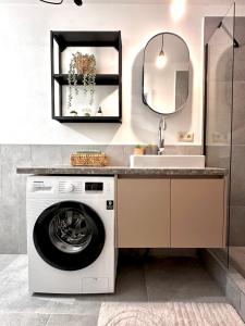 Farska apartman priamo v centre Nitry في نيترا: حمام مع غسالة ومغسلة