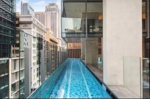 Bazén v ubytování Stylish suites with City-view & Balcony in York&George nebo v jeho okolí