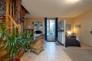 sala de estar con cama y planta en Manoir De Gourvinec - Chambre, en Saint-Nolff