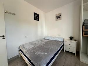 een kleine slaapkamer met een bed en een nachtkastje bij Sea view apartment in Málaga
