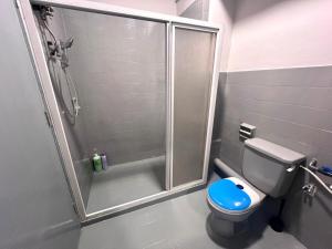 Koupelna v ubytování Family House Sunway 4BR Walk to Lagoon Pyramid University + 16 fotografií