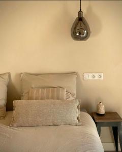 Felix - Maison d'hôtes في Néffiès: غرفة نوم بسرير ومصباح وطاولة