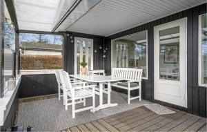 En balkon eller terrasse på Stunning Home In Sydals With Wifi + 10 billeder