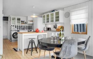 Køkken eller tekøkken på Stunning Home In Sydals With Wifi
