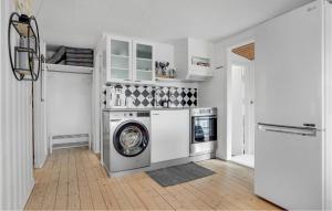 Køkken eller tekøkken på Stunning Home In Sydals With Wifi