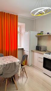 Kuchyň nebo kuchyňský kout v ubytování 3-х комнатная квартира в золотом квадрате столицы