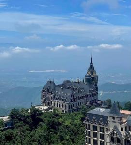 a large building sitting on top of a hill at Star Hotel - Khách sạn Ngôi Sao in Tam Ðảo