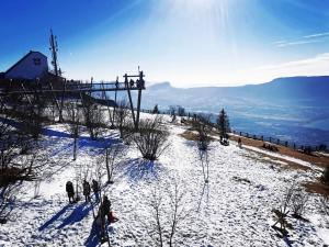 un groupe de personnes debout sur une colline enneigée dans l'établissement Loft spacieux Chambéry, à Chambéry
