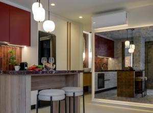 een keuken met een bar met krukken erin bij Mavili Urban Elegance in Bendevís +26 foto's