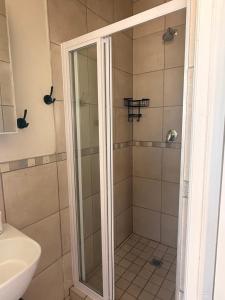 Koupelna v ubytování Teal Tides + 32 fotografií