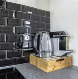 een keuken met een mixer op een houten standaard bij Studio Cosy RerA bord de Marne in Nogent-sur-Marne