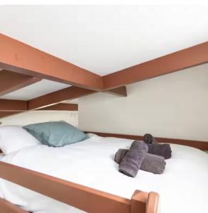 een bed met twee handdoeken erop bij Studio Cosy RerA bord de Marne in Nogent-sur-Marne