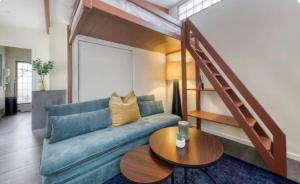 een woonkamer met een bank en een tafel bij Studio Cosy RerA bord de Marne in Nogent-sur-Marne +1 foto