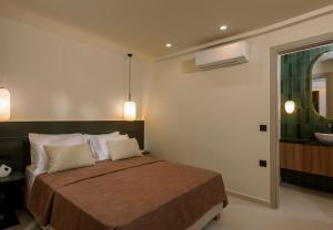 een hotelkamer met een bed en een wastafel bij Mavili Urban Elegance in Bendevís