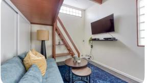 een woonkamer met een blauwe bank en een tv bij Studio Cosy RerA bord de Marne in Nogent-sur-Marne