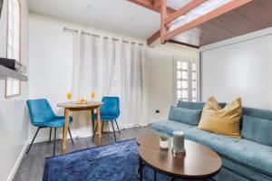 een woonkamer met een blauwe bank en een tafel bij Studio Cosy RerA bord de Marne in Nogent-sur-Marne