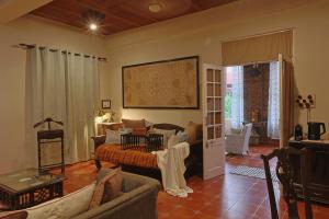 una sala de estar con un sofá y una mesa en Ranjit's Svaasa Amritsar, en Amritsar