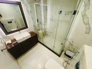 Koupelna v ubytování Hotel Suites Near Jagannath Temple #Sea Beach # Restaurant - Lift And Parking Facilities - Fully Air Condition All Luxuary Rooms With Attached-Balcony - Best Luxuary Hotel In Puri + 21 fotografií