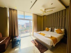 Postel nebo postele na pokoji v ubytování Hotel Suites Near Jagannath Temple #Sea Beach # Restaurant - Lift And Parking Facilities - Fully Air Condition All Luxuary Rooms With Attached-Balcony - Best Luxuary Hotel In Puri