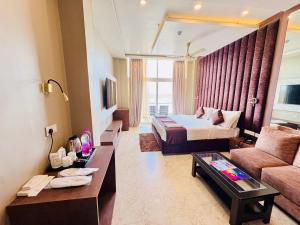 TV a/nebo společenská místnost v ubytování Hotel Suites Near Jagannath Temple #Sea Beach # Restaurant - Lift And Parking Facilities - Fully Air Condition All Luxuary Rooms With Attached-Balcony - Best Luxuary Hotel In Puri