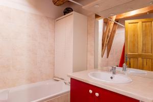 Ένα μπάνιο στο L'Alpazen +24 φωτογραφίες