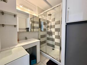 a bathroom with a sink and a shower at Palhawai - Appartement 2 chambres avec terrasse, parking et vue mer panoramique in Palavas-les-Flots
