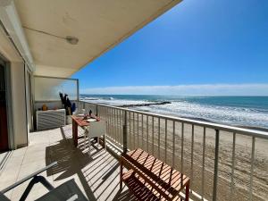 a balcony with a view of the beach at Palhawai - Appartement 2 chambres avec terrasse, parking et vue mer panoramique in Palavas-les-Flots