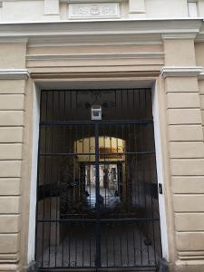 a gate on a building with a car behind it at Apartamenty Bydgostia Dworzec in Bydgoszcz