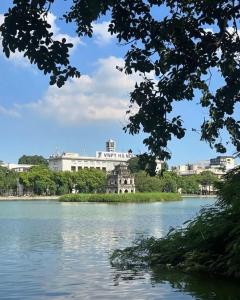 Výhled na řeku, která protéká v blízkosti hotelu + 6 fotografií