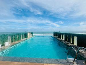 Bazén v ubytování Hotel Suites Near Jagannath Temple #Sea Beach # Restaurant - Lift And Parking Facilities - Fully Air Condition All Luxuary Rooms With Attached-Balcony - Best Luxuary Hotel In Puri nebo v jeho okolí