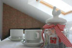 Příslušenství pro přípravu čaje a kávy v ubytování Pensión El Ansar