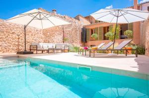 Bazén v ubytování Can Serp nebo v jeho okolí