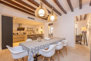 Kuchyň nebo kuchyňský kout v ubytování Can Serp