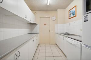 Køkken eller tekøkken på Budget Unrenovated Beachside Resort Style Complex Sandcastles 222