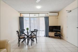 Et tv og/eller underholdning på Budget Unrenovated Beachside Resort Style Complex Sandcastles 222