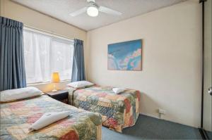 En eller flere senge i et værelse på Budget Unrenovated Beachside Resort Style Complex Sandcastles 222 + 11 billeder