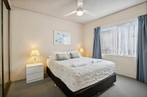 En eller flere senge i et værelse på Budget Unrenovated Beachside Resort Style Complex Sandcastles 222