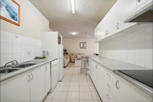 Køkken eller tekøkken på Budget Unrenovated Beachside Resort Style Complex Sandcastles 222