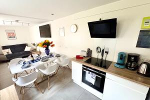 Kuchyň nebo kuchyňský kout v ubytování Spacious quiet apartment near Strasbourg