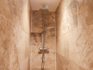 Un baño de The Lodge 60 fotos más